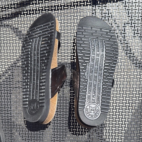 Mephisto Women’s Silver Sandals - Picture 2 of 4